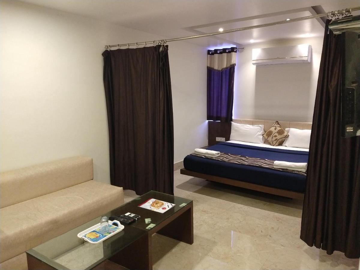 Varanasi Palace Экстерьер фото